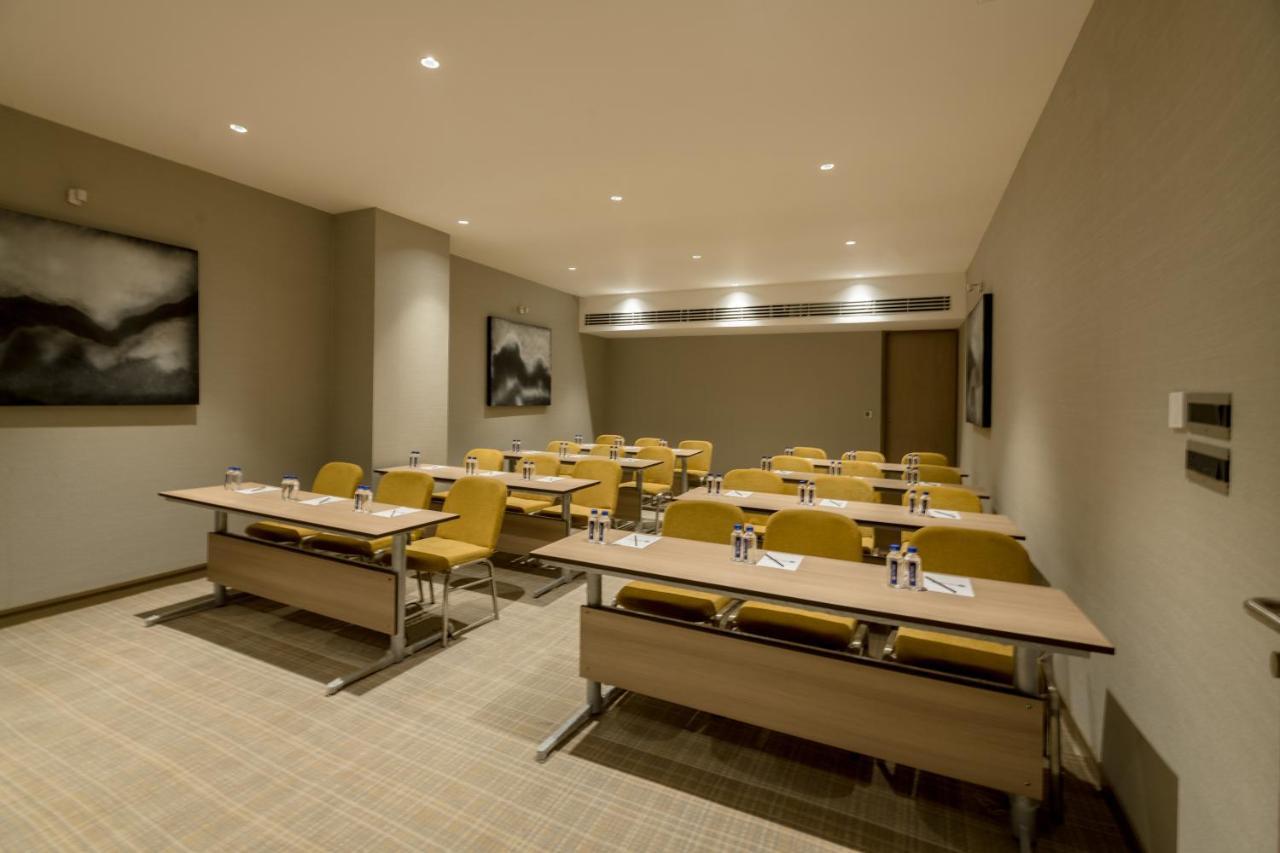 Отель Wyndham Ahmedabad Shela Экстерьер фото