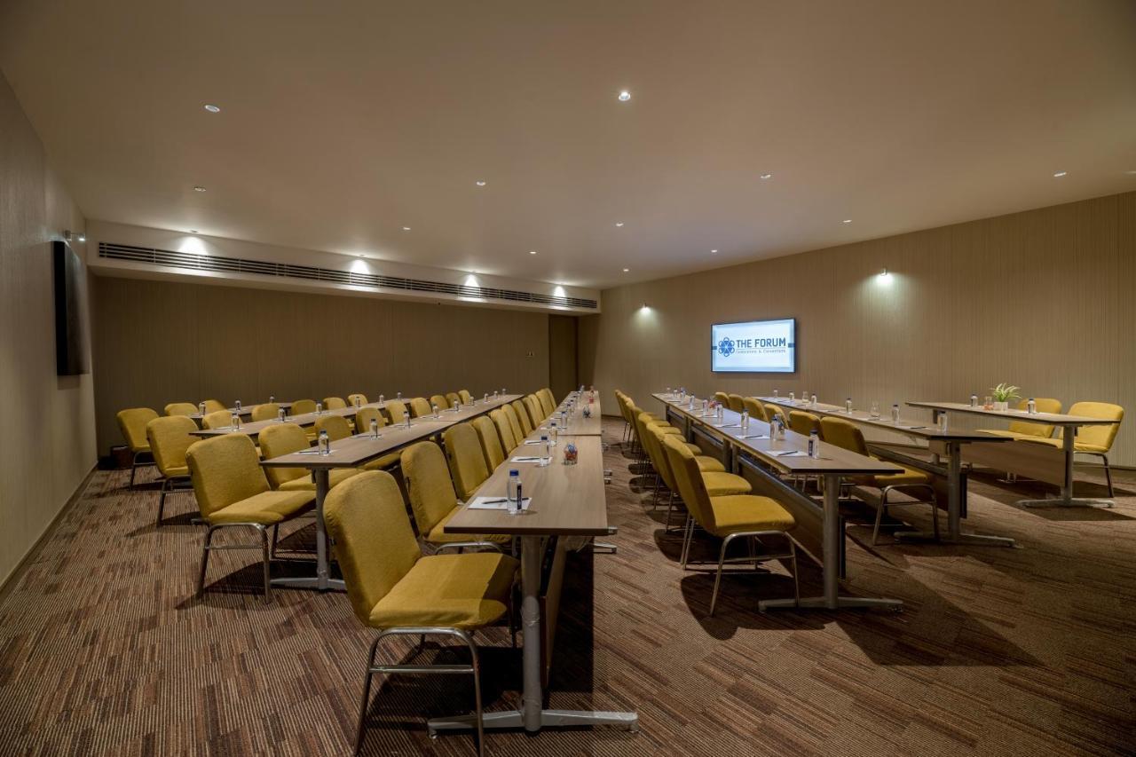 Отель Wyndham Ahmedabad Shela Экстерьер фото