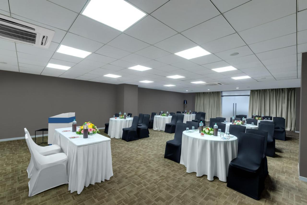 Отель Wyndham Ahmedabad Shela Экстерьер фото