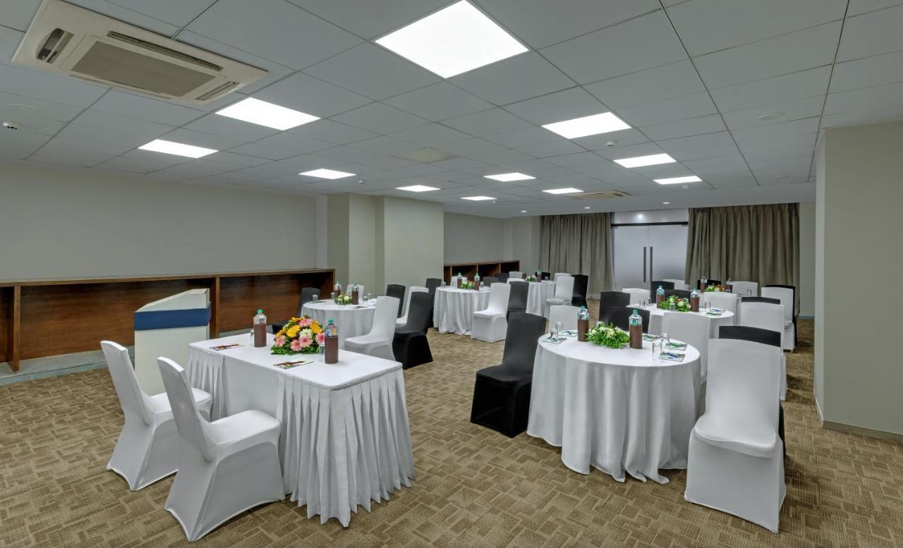 Отель Wyndham Ahmedabad Shela Экстерьер фото